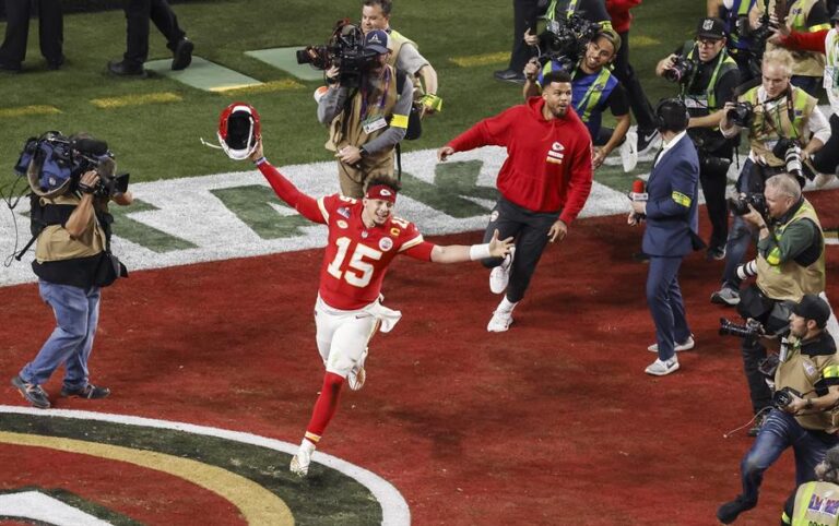 Patrick Mahomes, de los Kansas City Chiefs (C), celebra tras la victoria sobre los San Francisco 49ers, en el Super Bowl disputado en el Allegiant Stadium de Las Vegas, el 11 de febrero de 2024. EFE/EPA/CAROLINE BREHMAN