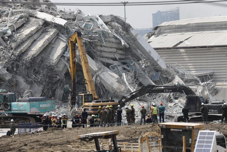 La angustiosa búsqueda de supervivientes en la torre reducida a escombros en Bangkok.