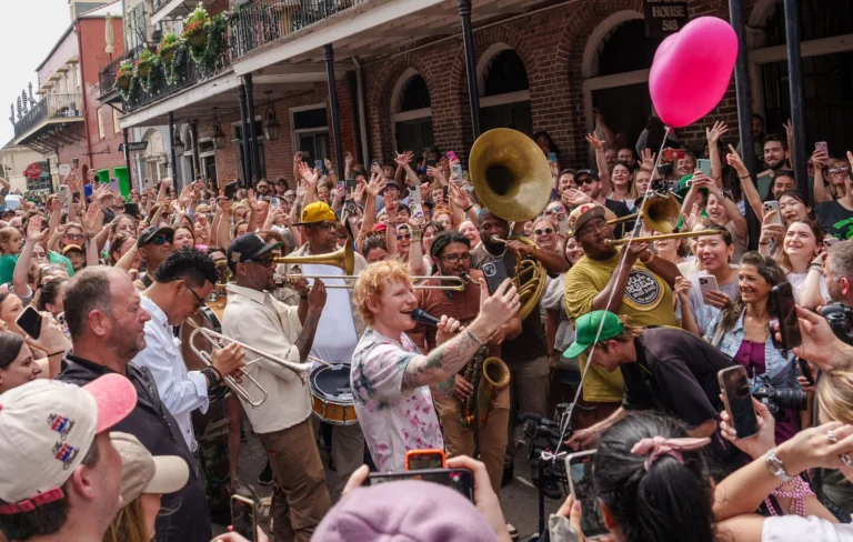 ¡Sorpresa en Nueva Orleans! Ed Sheeran canta en la calle y estrena “Azizam”