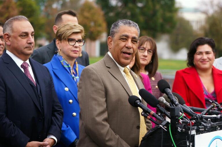 El congresista Adriano Espaillat, primer dominicano electo a la Cámara Baja de EE.UU., en una fotografía de archivo. EFE/WILL OLIVER
