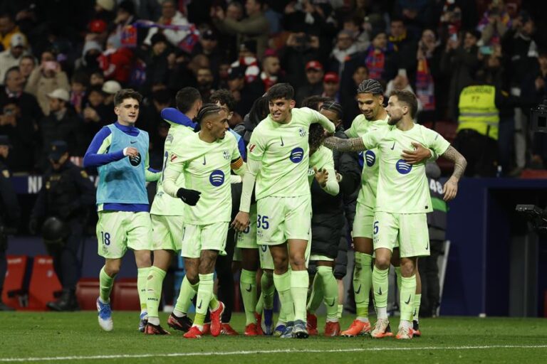 MADRID, 16/03/2025.- Los jugadores del FC Barcelona celebran el cuarto gol de su equipo durante el encuentro correspondiente a la jornada 28 de Laliga EA Sports que disputan hoy domingo Atlético de Madrid y FC Barcelona en el estadio Metropolitano, en Madrid. EFE / Ballesteros