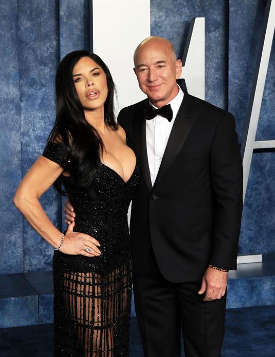 Foto de archivo de Lauren Sanchez y Jeff Bezos. EFE/EPA/NINA PROMMER
