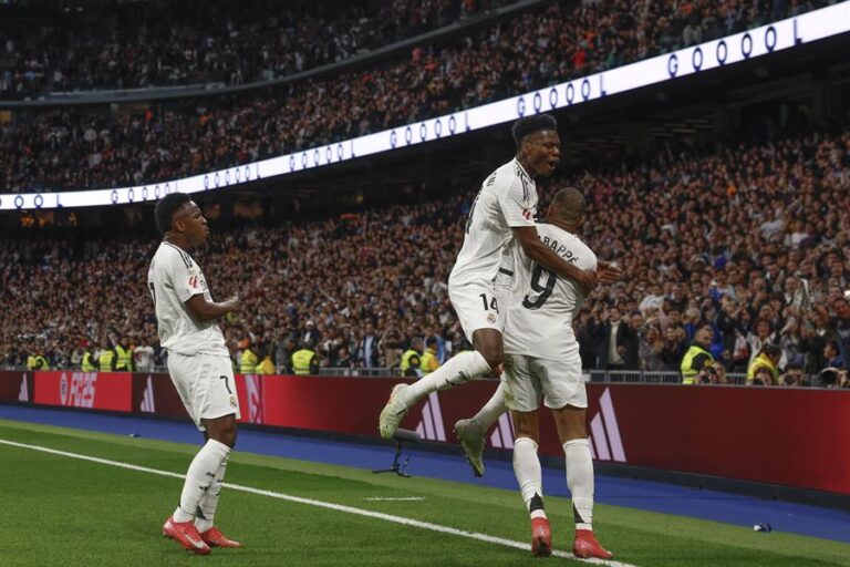 El delantero del Real Madrid Kylian Mbappé (d) celebra el primer gol durante el partido de la jornada 27 de LaLiga EA Sports entre el Real Madrid y el Rayo Vallecano este domingo en el Santiago Bernabéu. EFE/Mariscal