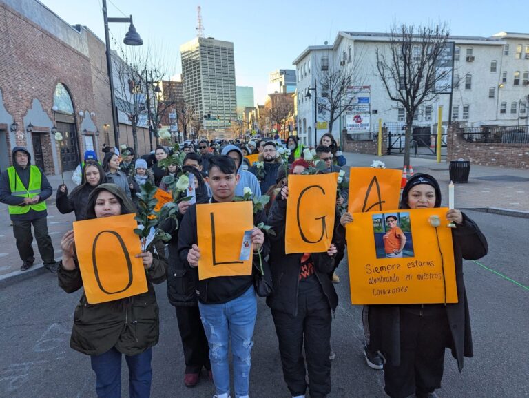 Miembros de la organización New Labor marchan en la calle Ferry de Newark celebrando la vida de Olga Morales.