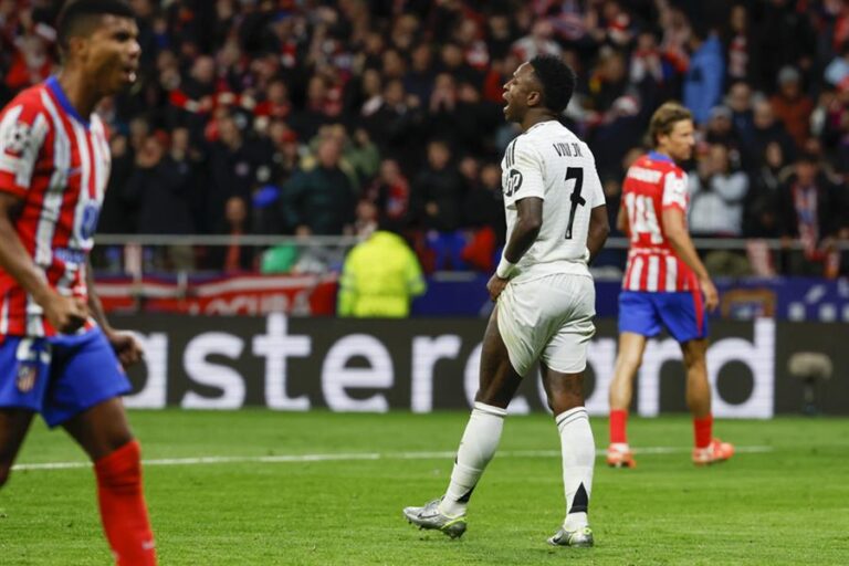 El delantero del Real Madrid Vinicius Junior, durante el partido de vuelta de los octavos de final de la Liga de Campeonesen el estadio Metropolitano. EFE/Juanjo Guillén