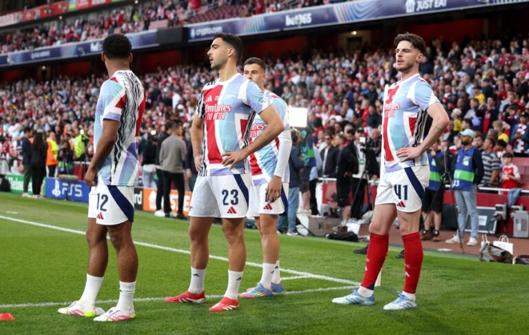 l jugador del Arsenal Declan Rice (d) calienta con sus compañeros ante del partido de ida de semifinales de la Liga de Campeones que han jugado Arsenal FC y Paris Saint-Germain, en Londres. EFE/EPA/NEIL HALL
