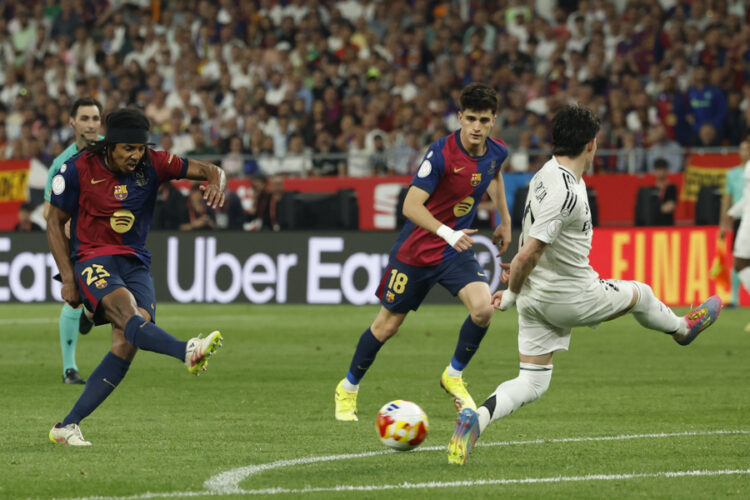 El defensa del FC Barcelona FC, Jules Koundé (L) anotando el gol ganador de la Copa del Rey 2025. EFE/Julio Muñoz