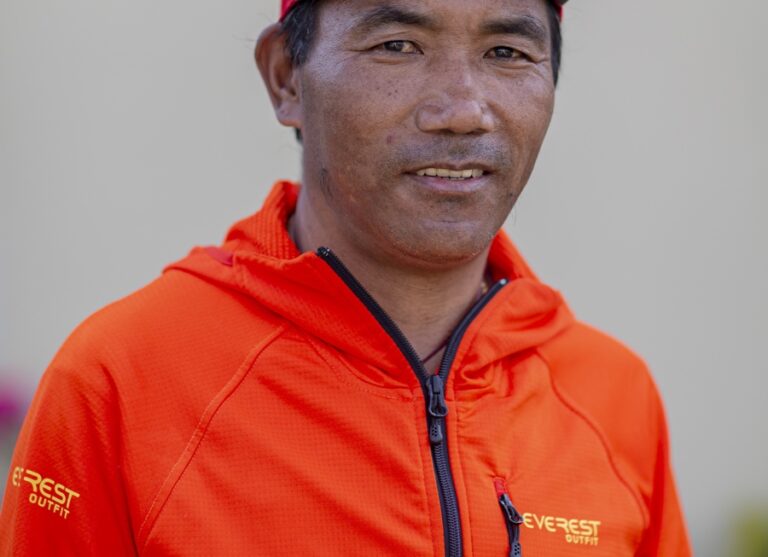 El nepalí Kami Rita alcanza la cima del Everest 31 veces.