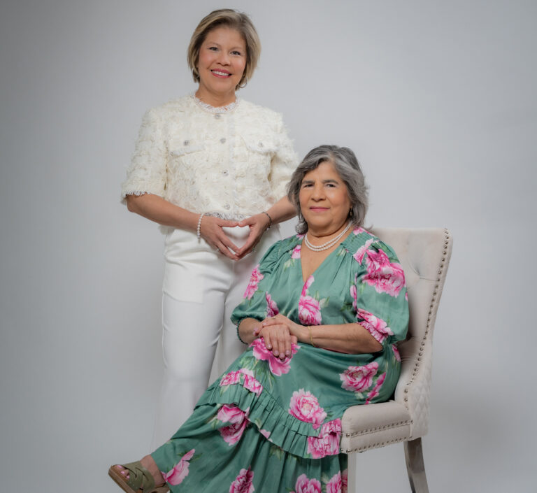 Dr. Patricia Campos-Medina con su mamá Hilda Esperanza de Campos.