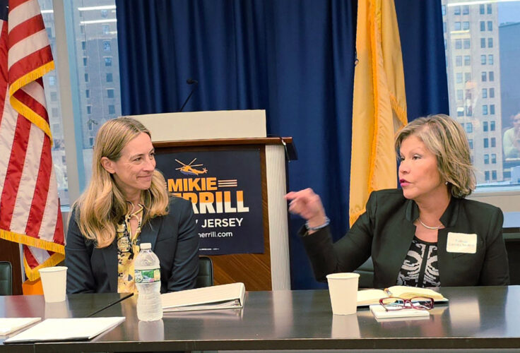 La Congresista Mikie Sherrill y la doctora Patricia Campos Medina.