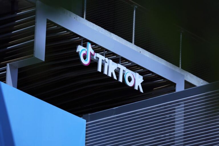 La red TikTok refuerza la seguridad y notificará a los padres cada nueva publicación.
