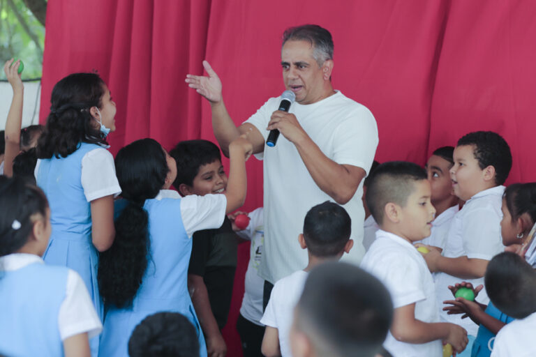 Poetas y escritores latinoamericanos comparten sus obras con jóvenes hondureños.