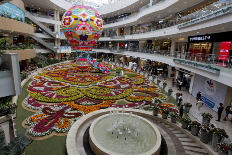 Un globo de 14 metros engalana en Medellín el tapete de flores vivas más grande del mundo.