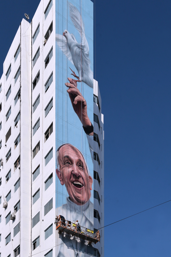 Mural del papa Francisco, Martín Ron completa trilogía de ídolos populares argentinos.