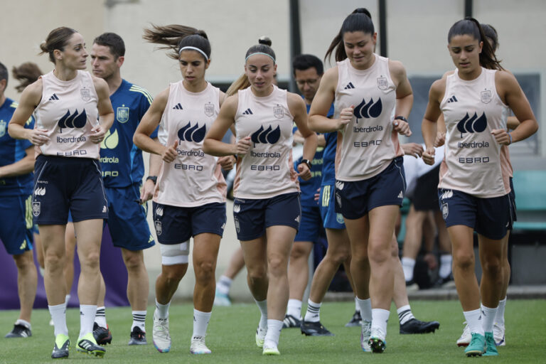 Las jugadoras de la selección española de fútbol, Esther González, Alba Redondo, Athenea del Castillo, María Méndez y Jana Fernández, de izda a dcha, durante el entrenamiento llevado a cabo este miércoles en Lausana, para preparar el partido de cuartos de final de la Eurocopa que disputan contra la selección de Suiza el próximo viernes. EFE/ Ana Escobar