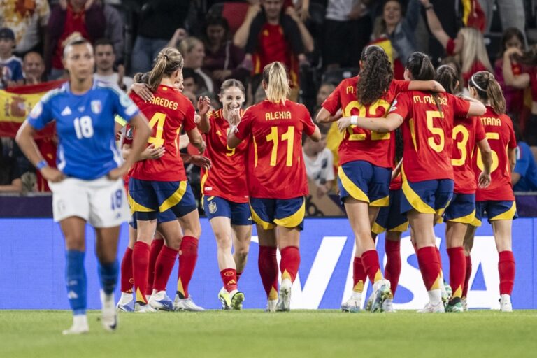 Las jugadoras de la selección de fútbol de España celebran un gol en la victoria de este viernes contra Italia (1-3) en la Eurocopa de Suiza. EFE/Alessandro della Valle