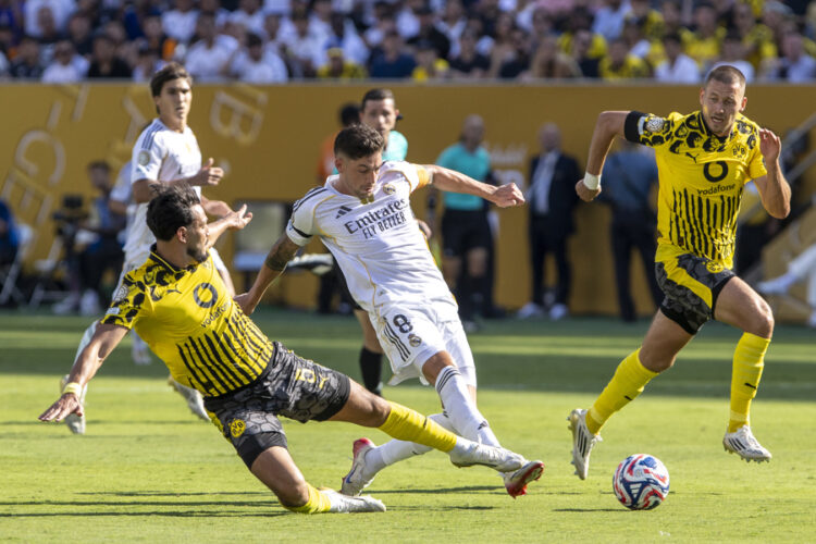 El centrocampista uruguayo Federico Valverde (c) fue una de las figuras del Real Madrid este sábado en Nueva Jersey del partido que los clasificó con victoria por 3-2 sobre el Borussia Dortmund a las semifinales del Mundial de Clubes. EFE/A´ngel Colmenares