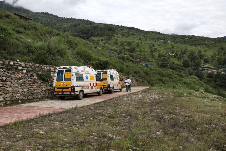 Mal tiempo y carreteras destruidas dificultan el rescate de desaparecidos en el Himalaya.