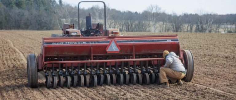 Esta foto cortesía de la fundación de Conservación de New Jersey (NJ Conservation Foundation), muestra al agricultor Scott Morgan de la granja familiar Morganics plantando avena orgánica con un implemento agrícola en la primavera.