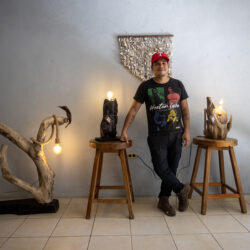 Paul Gómez: el artesano nicaragüense que transforma la madera del mar en arte y memoria