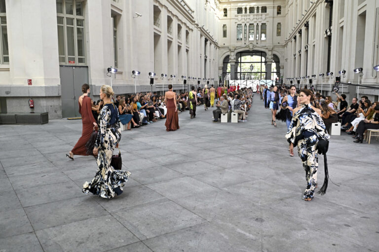 Colombiana Silvia Tcherassi crea un armario para mujer global que ama la moda sofisticada