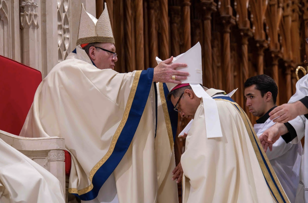 El Cardenal Joseph W. Tobin, Arzobispo de Newark, colocó la mitra sobre el Obispo Chau durante la Misa de ordenación.