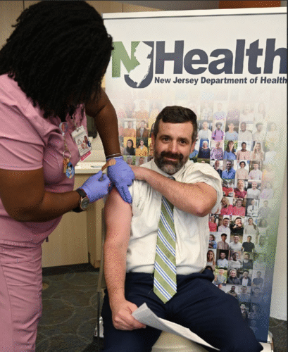 El Comisionado Interino de Salud Jeff Brown se vacuno hoy contra la influenza y el COVID-19.