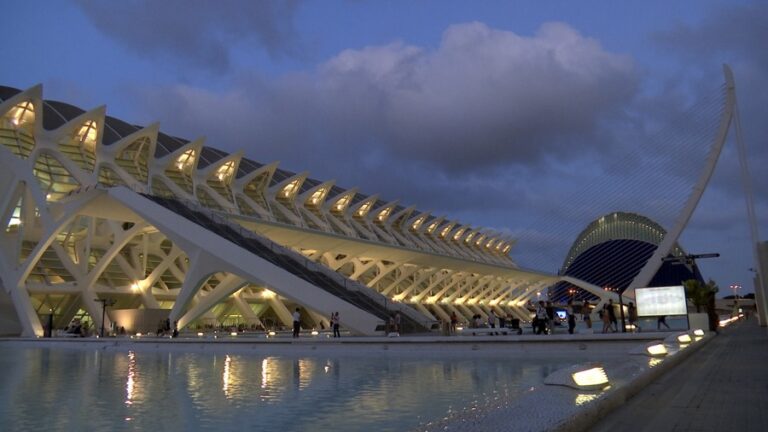 La Ciudad de las Artes y las Ciencias acerca el universo a través de la astrofotografía La Ciudad de las Artes y las Ciencias acerca el universo a través de la astrofotografía