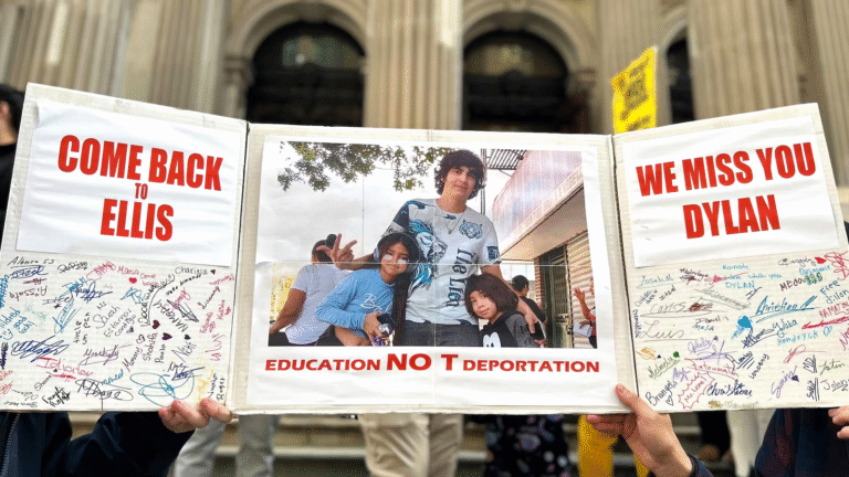 Una tarjeta gigante con firmas se exhibe el 29 de mayo de 2025 en una manifestación en apoyo a Dylan López Contreras, un estudiante de 20 años de una escuela pública de la ciudad de Nueva York arrestado por agentes de inmigración en mayo. (Michael Elsen-Rooney / Chalkbeat)