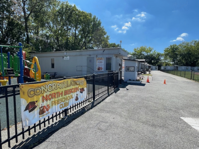 El distrito escolar de North Bergen retiró su plan de construir una escuela para niños de preescolar en el Parque Braddock. Quienes se oponen al proyecto escolar exigen la retirada de los 17 remolques utilizados como aulas de preescolar desde 2001. Richard Cowen/NJ Advance Media para NJ.com