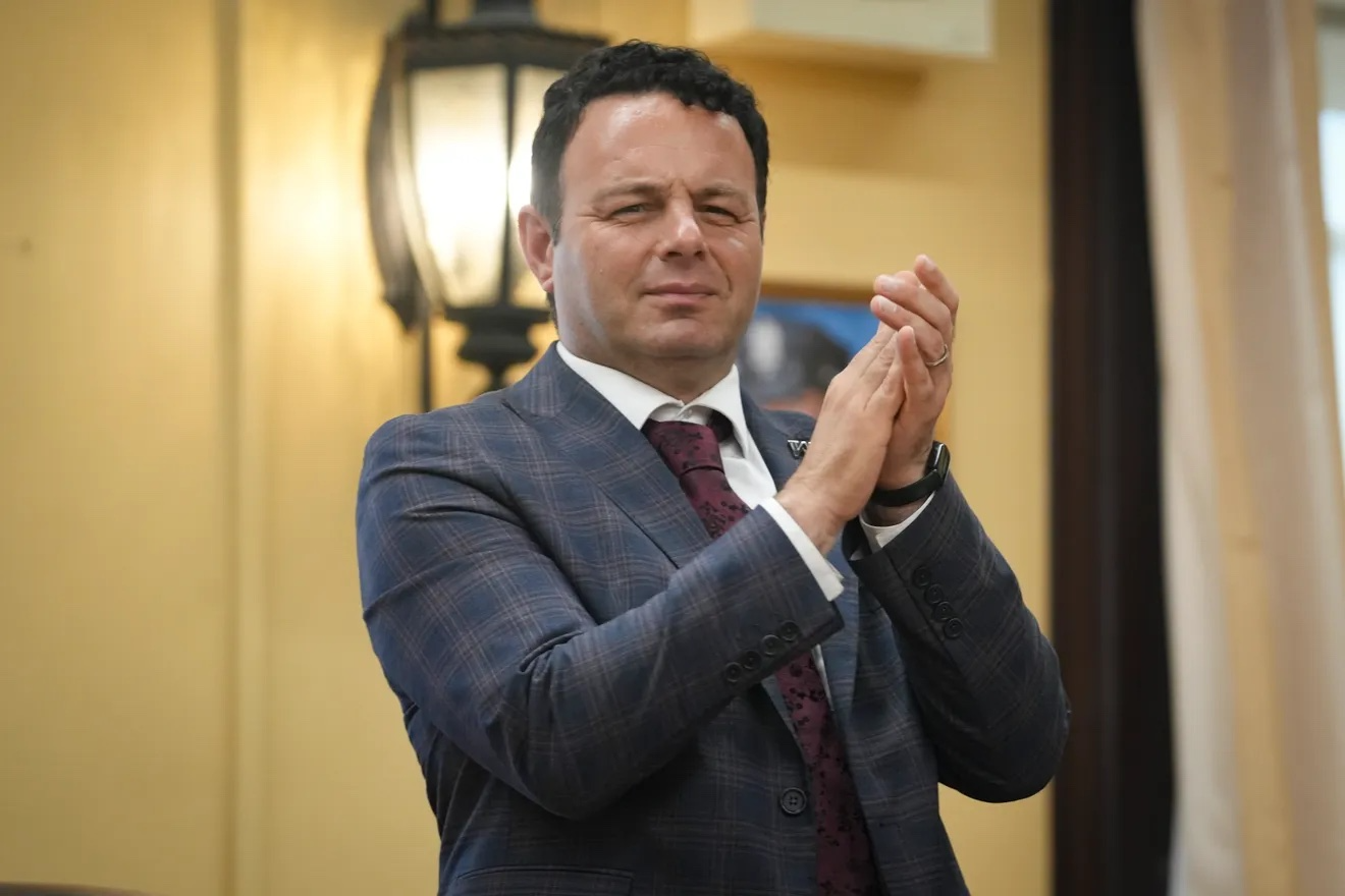 El alcalde de Paterson, Andre Sayegh, aplaude durante una reunión del consejo de la ciudad en la alcaldía de Paterson, el 1 de julio de 2025, Paterson, NJ. Yannick Peterhans/NorthJersey.com