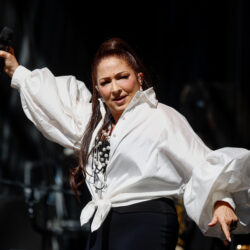 Gloria Estefan conquista Madrid con un canto a la unidad en la fiesta de la Hispanidad