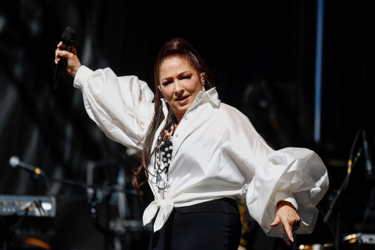 Gloria Estefan conquista Madrid con un canto a la unidad en la fiesta de la Hispanidad