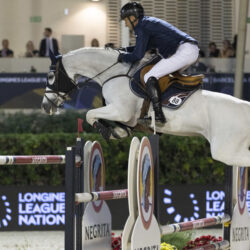 La Liga de Naciones de salto a caballo, donde varias nacionalidades saltan por una misma bandera