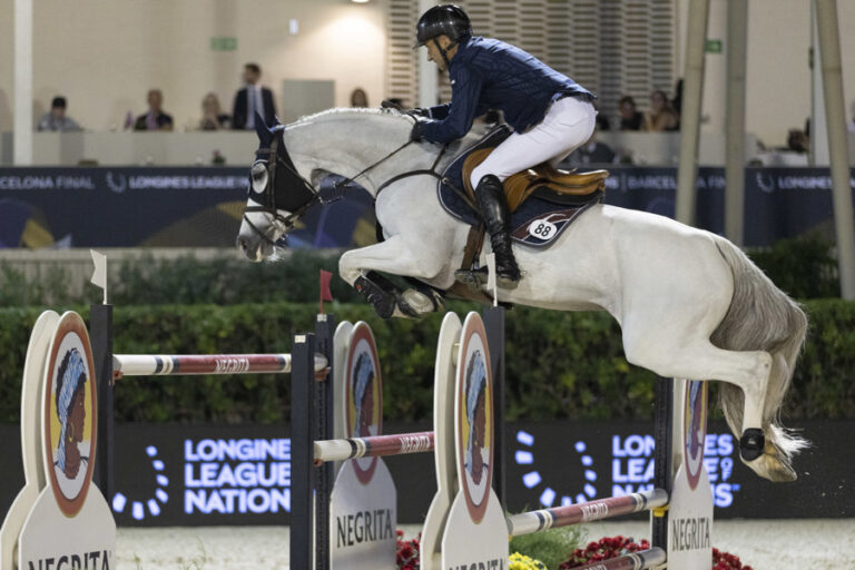 La Liga de Naciones de salto a caballo, donde varias nacionalidades saltan por una misma bandera
