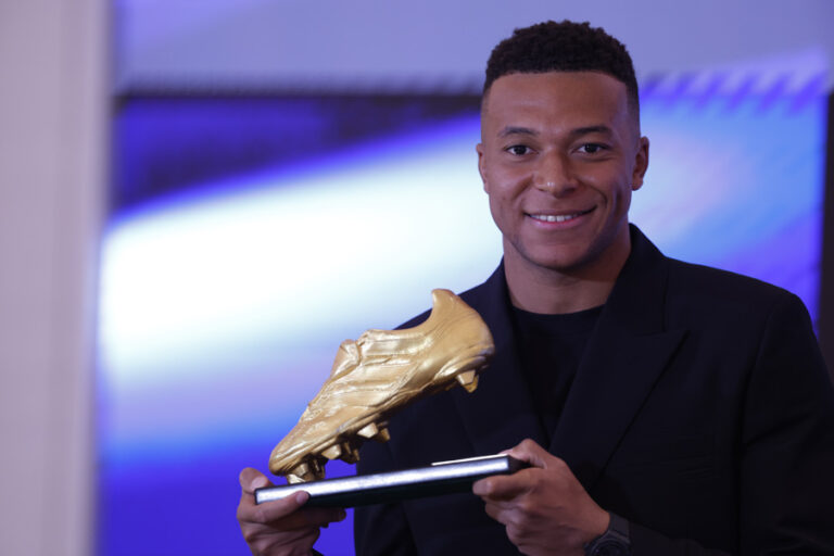 Mbappé recibe la Bota de Oro: “Es imposible ganar este premio sin el equipo”