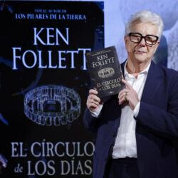 Ken Follet descarta ganar el Nobel porque él escribe para que el lector “disfrute”