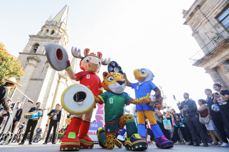 Las mascotas Zayu, Cluth y Maple son presentadas en la sede mundialista de Guadalajara