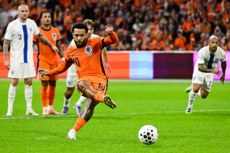 4-0. Depay acerca a Países Bajos al Mundial