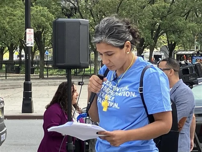 Nedia Morsy, directora ejecutiva de Make the Road New Jersey, en una protesta en Newark, Nueva Jersey, el 29 de septiembre de 2025. El grupo se manifestó en contra de un contrato del gobierno con Palantir Technologies para ImmigrationOS, que rastrea a las personas que planean auto deportarse o que han excedido el plazo de sus visados. Ricardo Kaulessar, NorthJersey.com