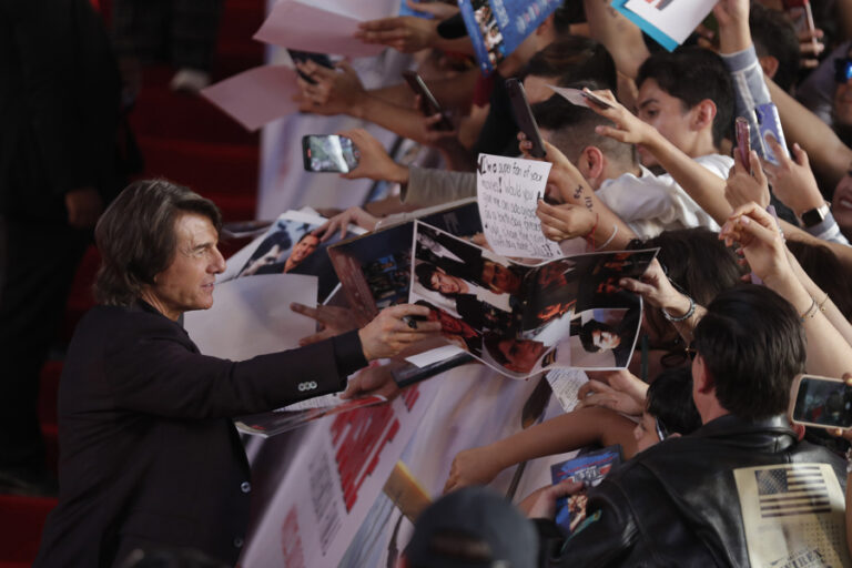 Tom Cruise recibe su primer Óscar en los Governors Awards