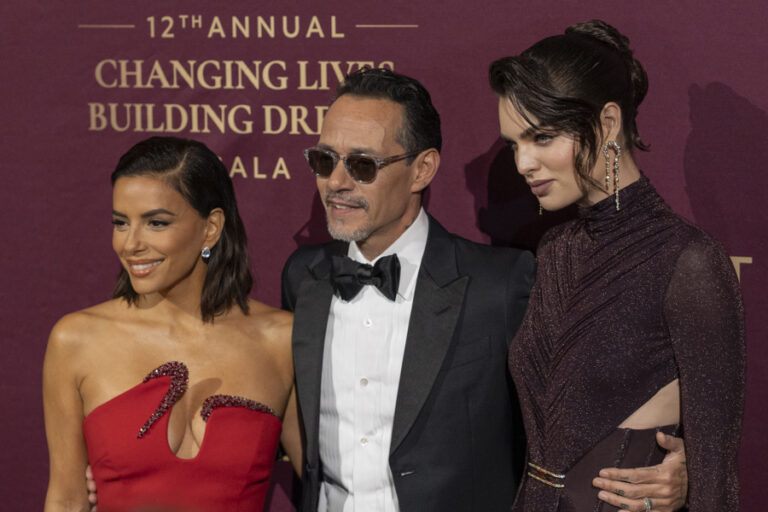 La actriz estadounidense Eva Longoria (i), el músico estadounidense Marc Anthony (c), y su esposa Nadia Ferreira, posan este 5 de noviembre de 2025, en Nueva York (Estados Unidos). EFE/ Angel Colmenares