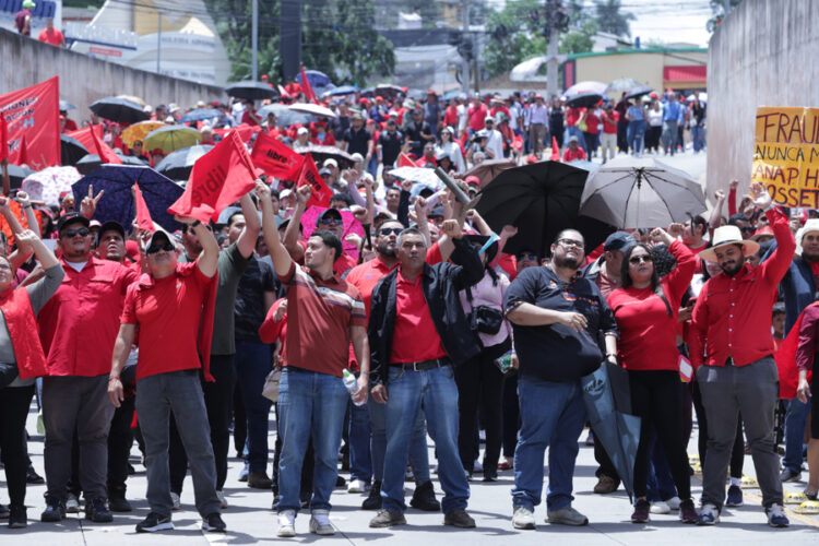 Simpatizantes del partido Libertad y Refundación participan en una marcha en conmemoración del decimosexto aniversario del golpe de Estado militar que derrocó al expresidente de Honduras Manuel Zelaya, este sábado, en Tegucigalpa (Honduras). EFE/ Gustavo Amador