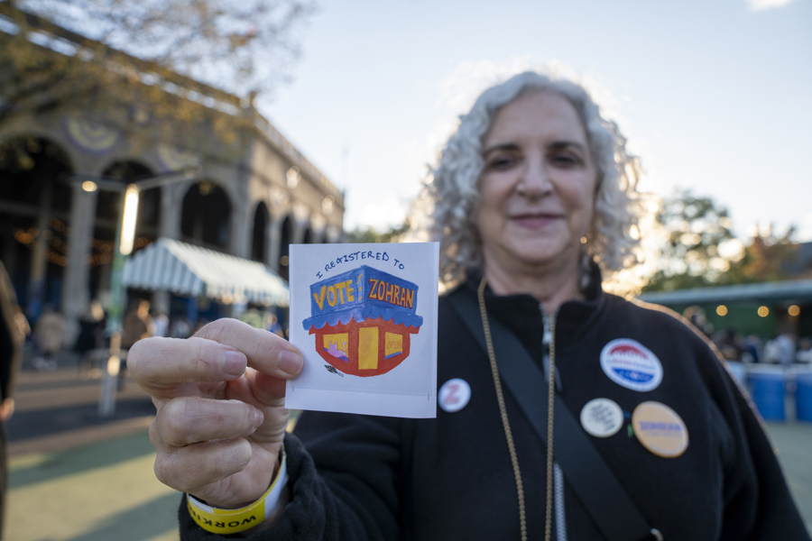 Una mujer fue captada el pasado 26 de octubre al mostrar una publicidad del candidato a la alcaldía de Nueva York Zohran Mamdani, durante el mitin 'New York no está a la venta', en Forest Hills, Nueva York (NY, EE.UU.). EFE/Ángel Colmenares