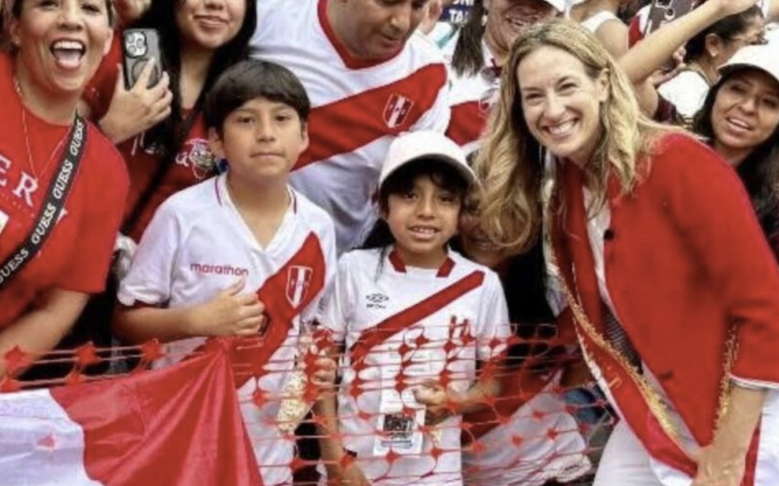 Mikie Sherril, con una familia peruana durante  el desfile anual en Paterson. Foto cortesía Edilberto Alvarado