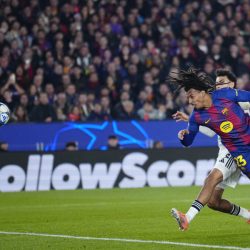 2-1. La testa de Kounde rescata al Barça de otra pájara en la ‘Champions’