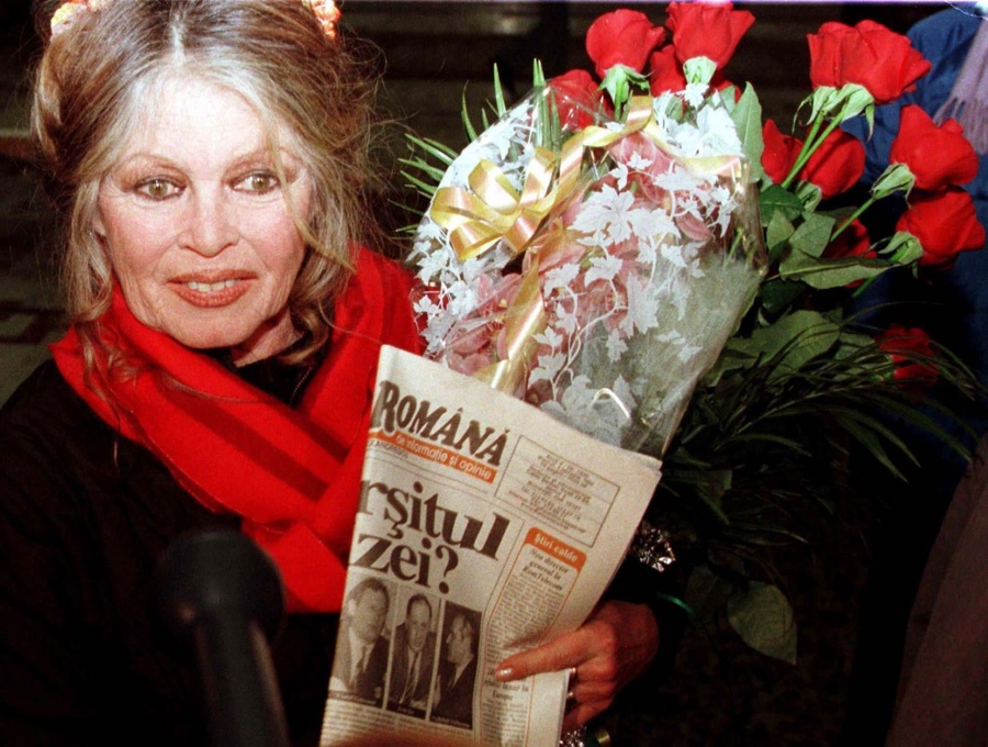 Foto de archivo de la actriz y activista francesa Brigitte Bardot, fallecida este 28 de diciembre de 2025 a los 91 años. En la imagen habla ante la prensa a su llegada a Rumanía el 4 de febrero de 1998. EFE/EPA/BOGDAN PETRESCU