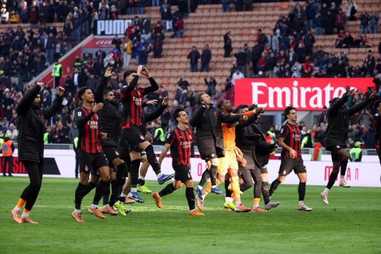 Los jugadores del AC Milan celebran con sus seguidores la victoria sobre el Hellas Verona en el estadio Giuseppe Meazza. EFE/EPA/MATTEO BAZZI