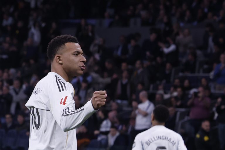 Mbappé toma aire, Muriqi acelera
