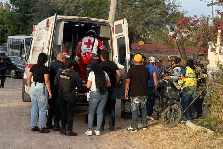 Integrantes de la Cruz Roja Mexicana llegan a la zona donde se cometió un ataque armado este domingo, en la ciudad de Salamanca (México). EFE/STR
